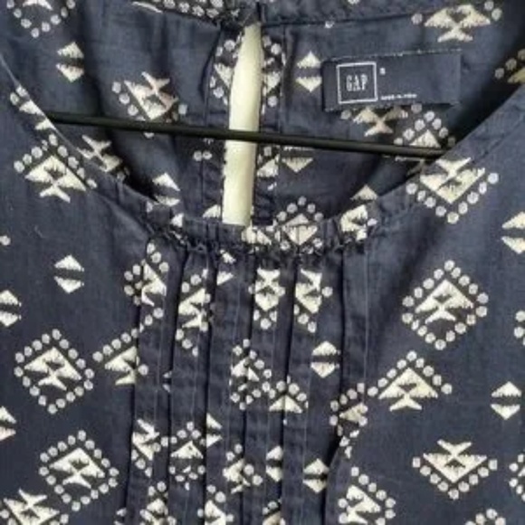 GAP · NAVY PINTUCK PRINTED SHORT SLEEVE - SIZE S - Picture 5 of 9